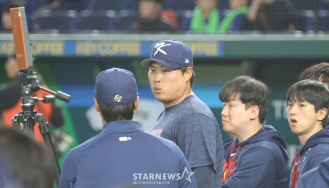 류현진(가운데)이 7일 일본 타자들을 지켜보고 있다. /사진=강영조 선임기자