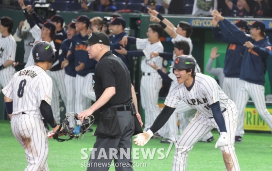 일본 4번타자 요시다가 7일 도쿄돔에서 열린 2026WBC 도쿄POOL 대한민국과 일본의 경기 7회말 2사 만루에서  2타점 적시타를 터트렸다.  득점한 오타니와 곤도가 자축하고 있다. /사진=강영조 선임기자