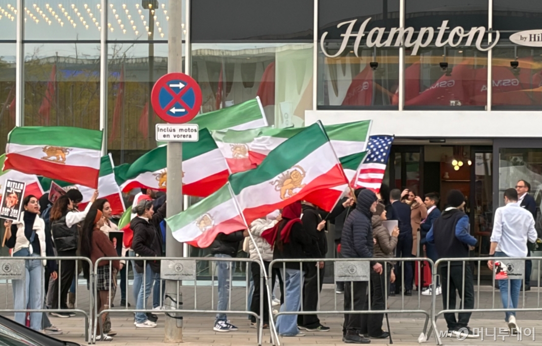 4일(현지시간) MWC26이 열리는 '피라 그란 비아' 전시장 건너편에서 진행된 반전 시위./사진=윤지혜 기자