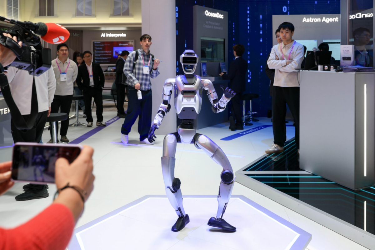 3일(현지 시간) 스페인 바르셀로나 피라 그란 비아 전시장에서 열린 '모바일 월드 콩그레스(MWC)2026' AI 커넥팅 아이디어스 전시장에서 로봇이 춤을 추고 있다./사진=뉴시스