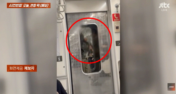 한 남성이 서울지하철 6호선 전동차 통로에서 전자 담배를 피우고 있다. /사진=JTBC 사건반장 갈무리