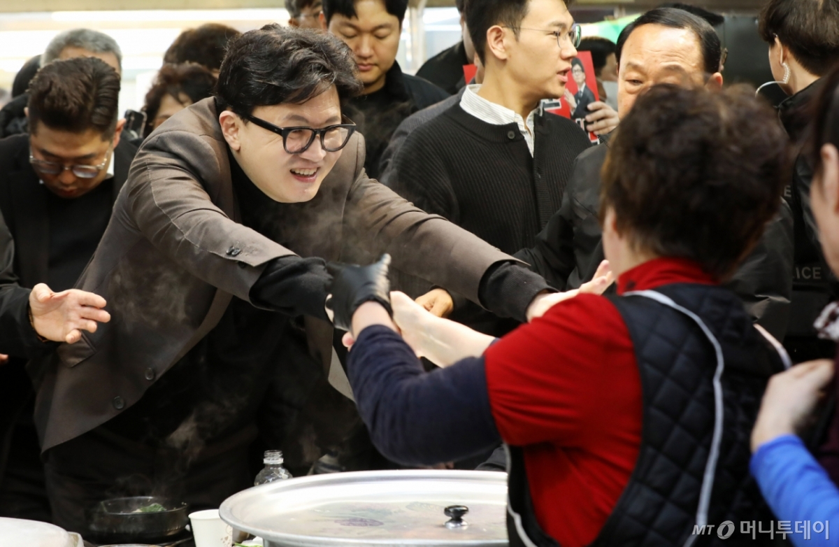 (부산=뉴스1) 윤일지 기자 = 한동훈 전 국민의힘 대표가 7일 오후 부산 북구 구포시장을 찾아 상인들과 인사를 나누고 있다. 2026.3.7/뉴스1  Copyright © 뉴스1. All rights reserved. 무단 전재 및 재배포,  AI학습 이용 금지. /사진=(부산=뉴스1) 윤일지 기자