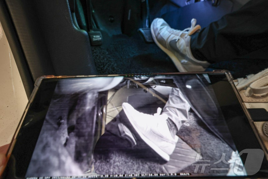 지난해 7월 10일 인천 시내 한 자동차용품 시공업체에서 페달 블랙박스를 설치하고 있다./사진=뉴스1