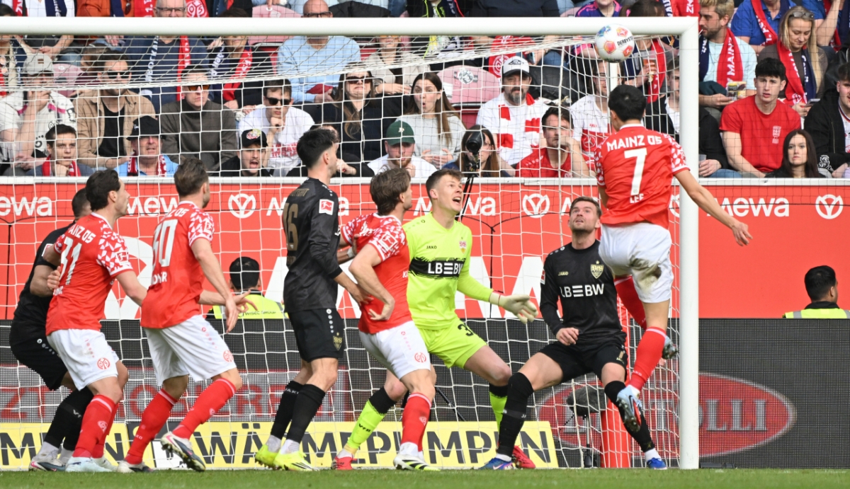 이재성(7번)이 헤더로 시즌 5호골을 터트리고 있다. /로이터=뉴스1