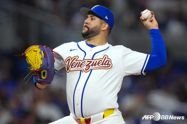 엔마누엘 데 헤이수스가 8일 이스라엘을 상대로 선발 등판해 투구를 펼치고 있다. /AFPBBNews=뉴스1