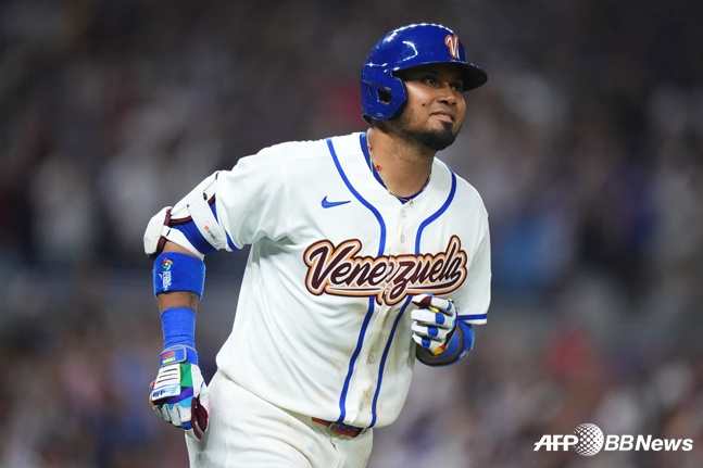 홈런을 터뜨리고 미소를 짓는 베네수엘라 루이스 아라에즈. /AFPBBNews=뉴스1