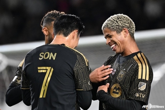 손흥민과 데니스 부앙가가 미국 캘리포니아주 LA의 LA 메모리얼 콜로세움에서 열린 미국 메이저리그사커(MLS) 1라운드 경기 중 어깨동무하고 있다. /사진=로스앤젤레스FC 공식 사회관계망서비스(SNS)