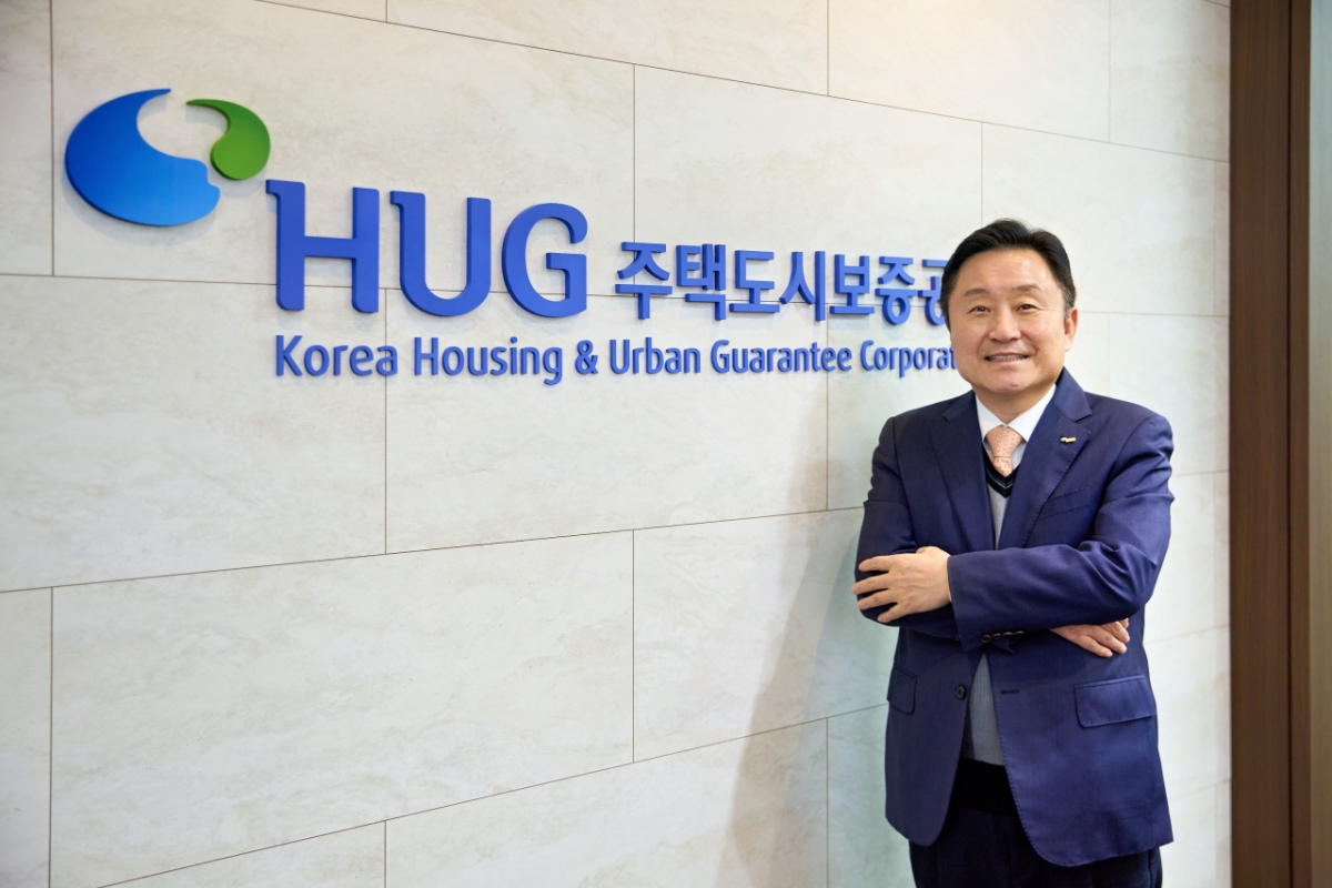 최인호 HUG 신임 사장이 머니투데이와 인터뷰하고 기념 촬영을 하고 있는 모습/사진제공=HUG