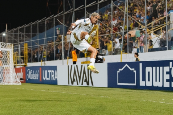 손흥민의 패스를 받은 마르티네스가 온두라스 산페드로술라의 프란시스코 모라산 스타디움에서 열린 2026시즌 북중미카리브축구연맹(CONCACAF) 챔피언스컵 1라운드 1차전 레알 에스파냐(온두라스)전에서 득점 후 세리머니하고 있다. /사진=로스앤젤레스FC 공식 사회관계망서비스(SNS)