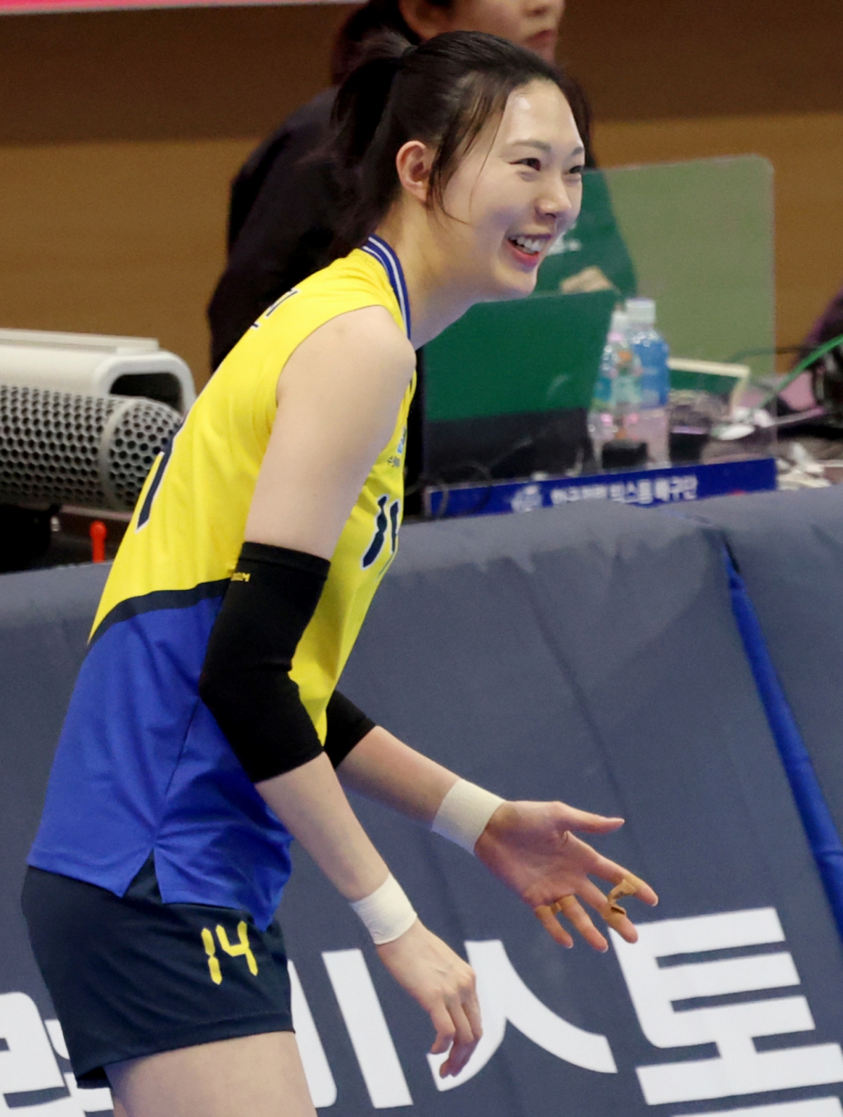 2025-2026 V-리그 여자부 현대건설 대 페퍼저축은행 경기가 8일 경기도 수원체육관에서 열렸다. 은퇴식이 예정된 현대건설 레전드 블로퀸 양효진이 밝은 표정으로 훈련을 하고 있다. /사진=김진경 대기자