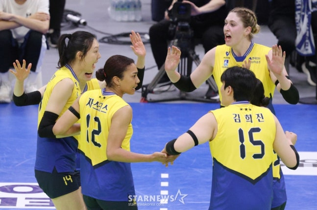 2025-2026 V-리그 여자부 현대건설 대 페퍼저축은행 경기가 8일 경기도 수원체육관에서 열렸다.  현대건설 양효진이 결정적인 득점을 한 후 동료들과 기뻐하고 있다. /사진=김진경 대기자