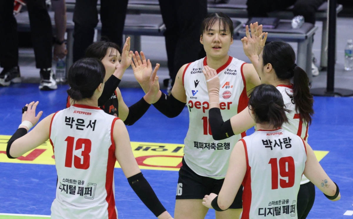 2025-2026 V-리그 여자부 현대건설 대 페퍼저축은행 경기가 8일 경기도 수원체육관에서 열렸다.  페퍼저축은행 이한비가 결정적인 득점을 한 후 동료들과 기뻐하고 있다. /사진=김진경 대기자