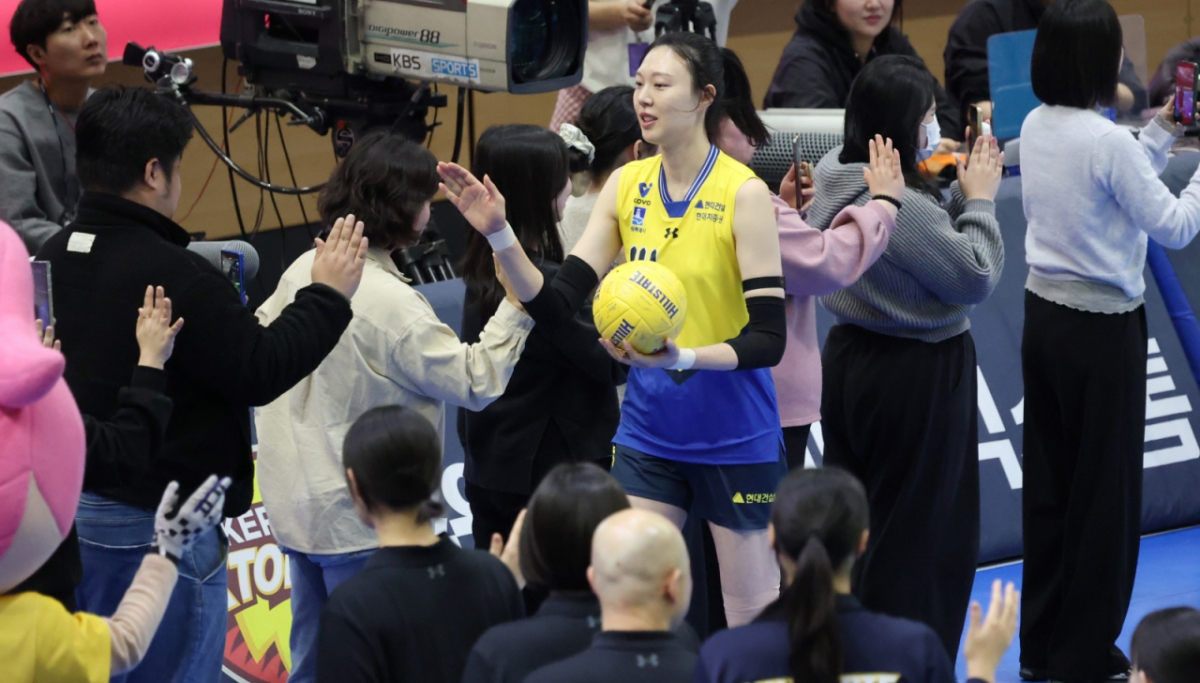 2025-2026 V-리그 여자부 현대건설 대 페퍼저축은행 경기가 8일 경기도 수원체육관에서 열렸다.  은퇴식을 앞둔 현대건설 양효진이 팬들과 하이파이브하며 입장하고 있다. /사진=김진경 대기자