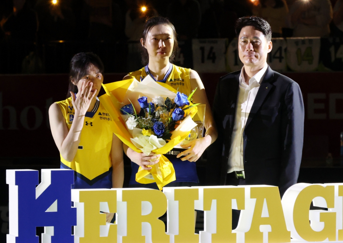 현대건설 원클럽우먼 양효진의 은퇴식이 8일 경기도 수원체육관에서 열렸다. 2025-2026 V-리그 여자부 현대건설 대 페퍼저축은행 경기 후 열린 은퇴식에서 양효진이 강성형 감독과 김다인으로부터 꽃다발을 받은 후 기념촬영을 하고 있다. /사진=김진경 대기자