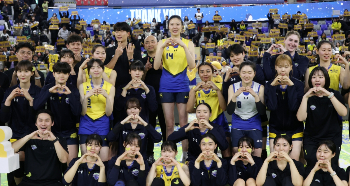 현대건설 원클럽우먼 양효진의 은퇴식이 8일 경기도 수원체육관에서 열렸다. 2025-2026 V-리그 여자부 현대건설 대 페퍼저축은행 경기 후 열린 은퇴식에서 양효진이 선수단과 기념촬영을 하고 있다. /사진=김진경 대기자