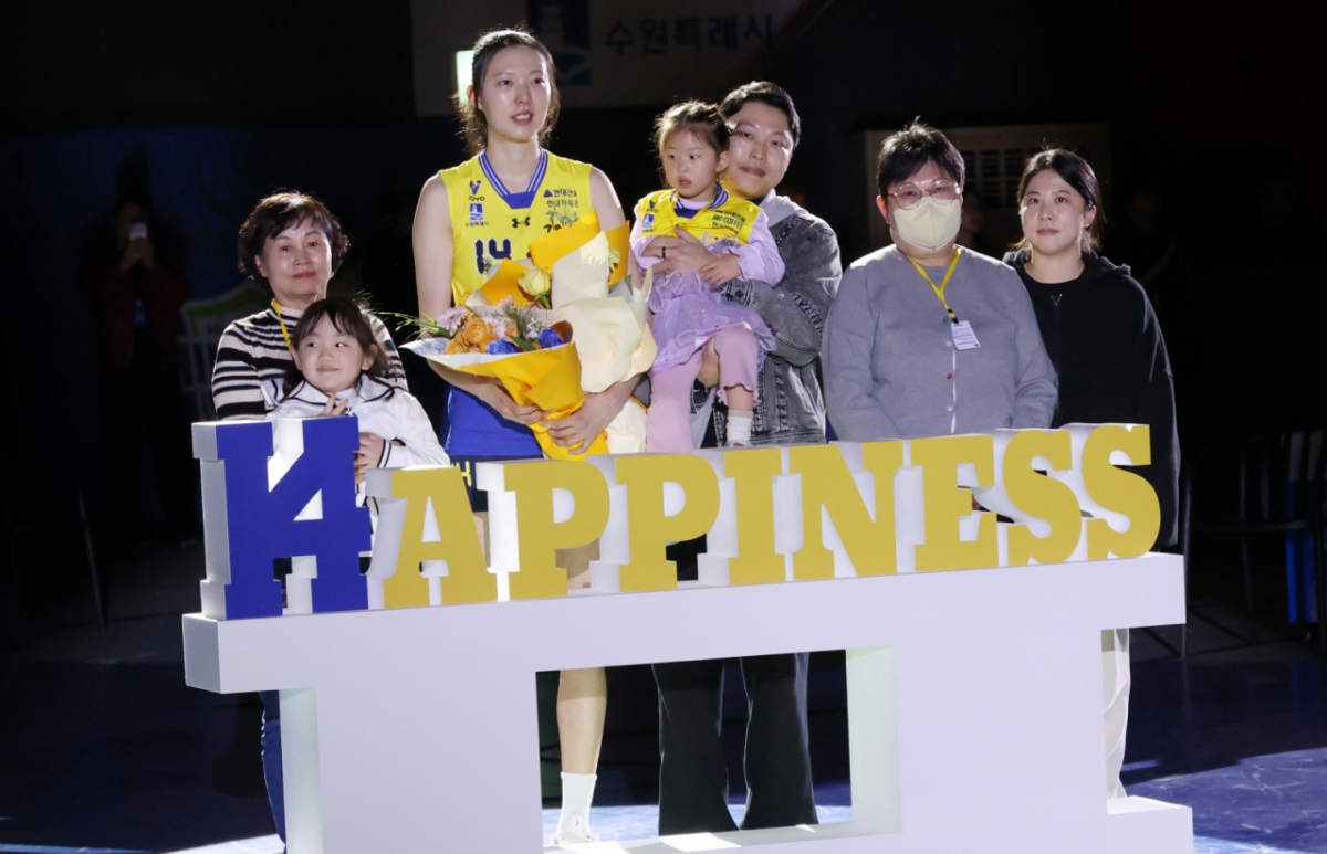 현대건설 원클럽우먼 양효진의 은퇴식이 8일 경기도 수원체육관에서 열렸다. 2025-2026 V-리그 여자부 현대건설 대 페퍼저축은행 경기 후 열린 은퇴식에서 양효진이 가족들과 기념촬영을 하고 있다. /사진=김진경 대기자