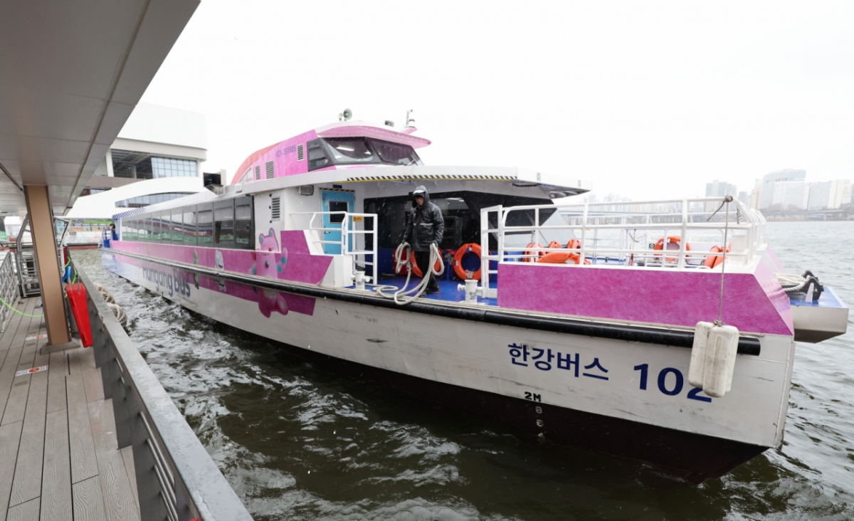 지난 2일 서울 한강버승 여의도 선착장에서 한강버스가 운행하고 있다. 지난 1일부터 전 구간 운행을 재개한 한강버스는 운항 노선 효율성과 안정성을 높이기 위해 탑승 수요가 가장 많은 여의도 선착장을 중심으로 동부(잠실~여의도)와 서부(마곡~여의도) 구간으로 분리 운영한다./사진=뉴시스