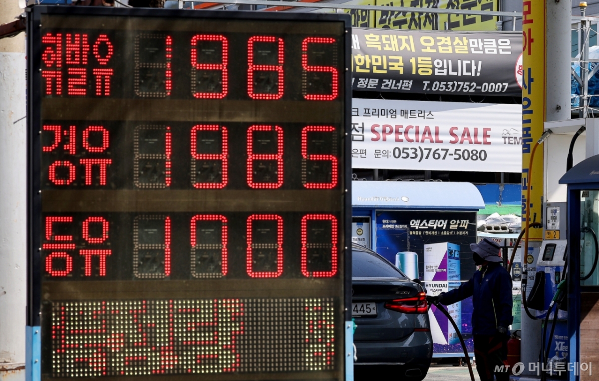 [대구=뉴시스] 이무열 기자 = 미국과 이스라엘의 이란 공습에 따른 중동 정세 불안 여파로 국내 주유소 기름값이 가파르게 상승한 8일 대구 시내 한 주유소에서 직원이 주유하고 있다. 2026.03.08. lmy@newsis.com /사진=이무열