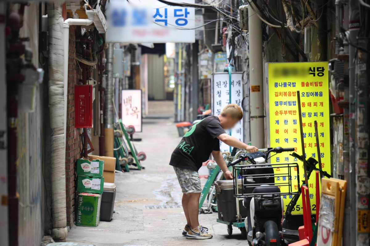지난해 6월 27일 서울 중구 명동 거리 내 한 매장에서 자영업자들이 손님맞이 준비를 하고 있다./사진=뉴시스