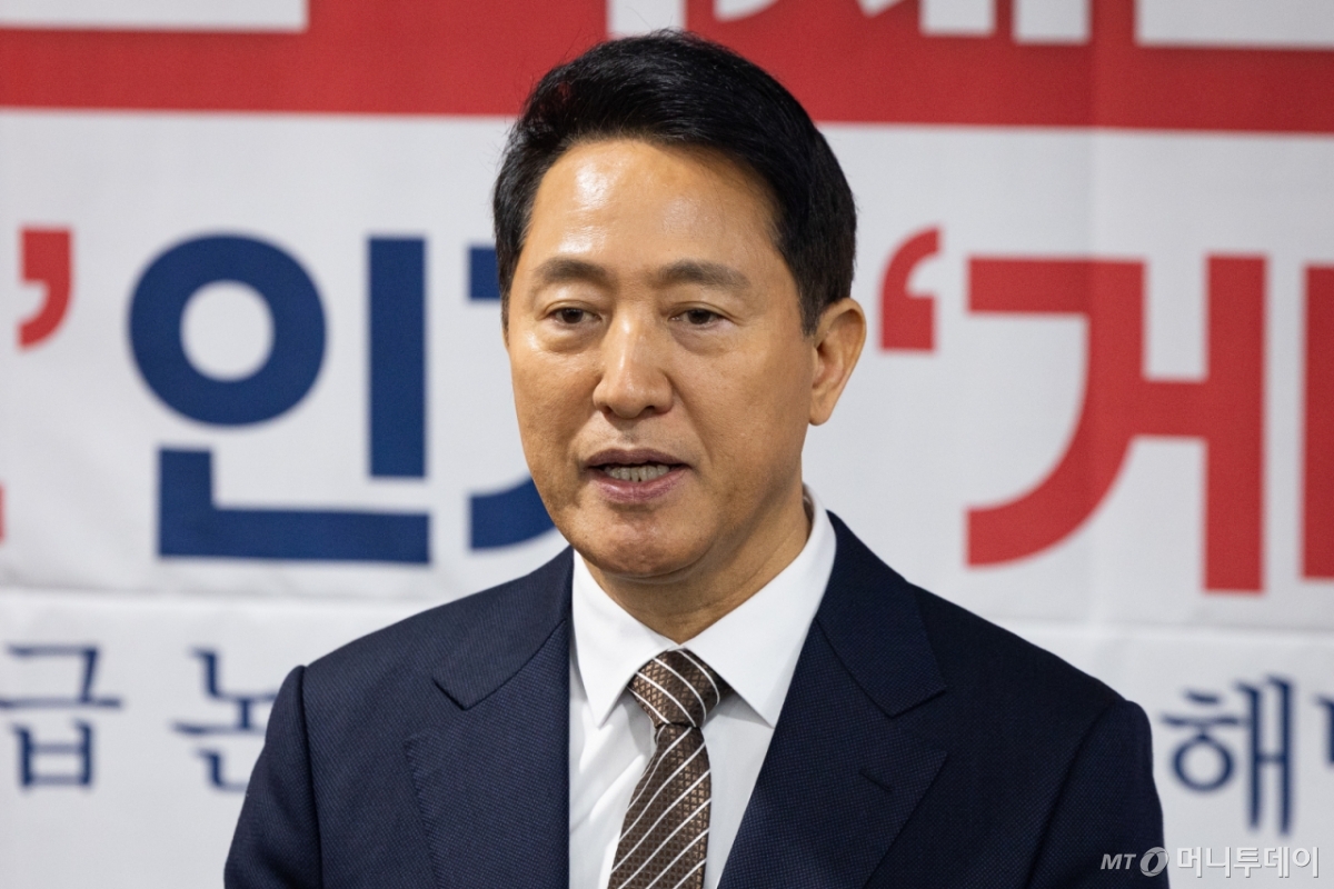 (서울=뉴스1) 유승관 기자 = 오세훈 서울시장이 6일 서울 여의도 국회 의원회관에서 열린 용산국제업무지구 '글로벌 허브' 인가 '거대 베드타운'인가? 주택 1만호 공급 논란과 해법 모색을 위한 정책토론회 참석 후 현안 관련 취재진 질문에 답하고 있다. 2026.3.6/뉴스1  Copyright © 뉴스1. All rights reserved. 무단 전재 및 재배포,  AI학습 이용 금지. /사진=(서울=뉴스1) 유승관 기자