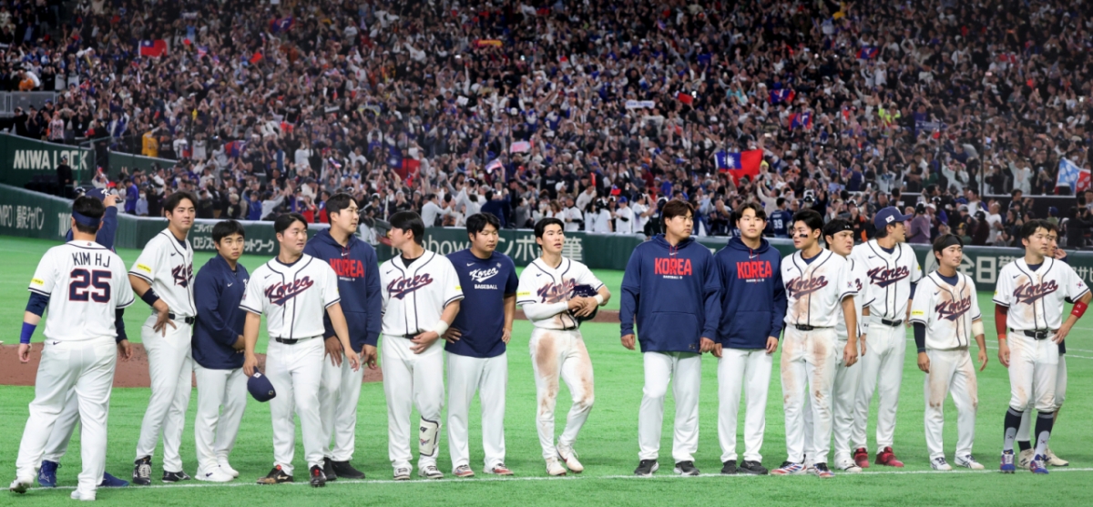 야구대표팀 주장 이정후와 선수들이 8일 도쿄돔에서 열린 2026 WBC 도쿄POOL 대한민국과 대만 경기 승부치기에서 패한 후 그라운드를 나서고 있다.    2026.03.08. /사진=강영조 선임기자