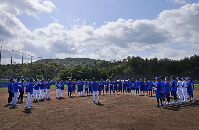 8일 스프링캠프 일정을 모두 마치고 미팅을 갖고 있는 삼성 선수단. /사진=삼성 라이온즈