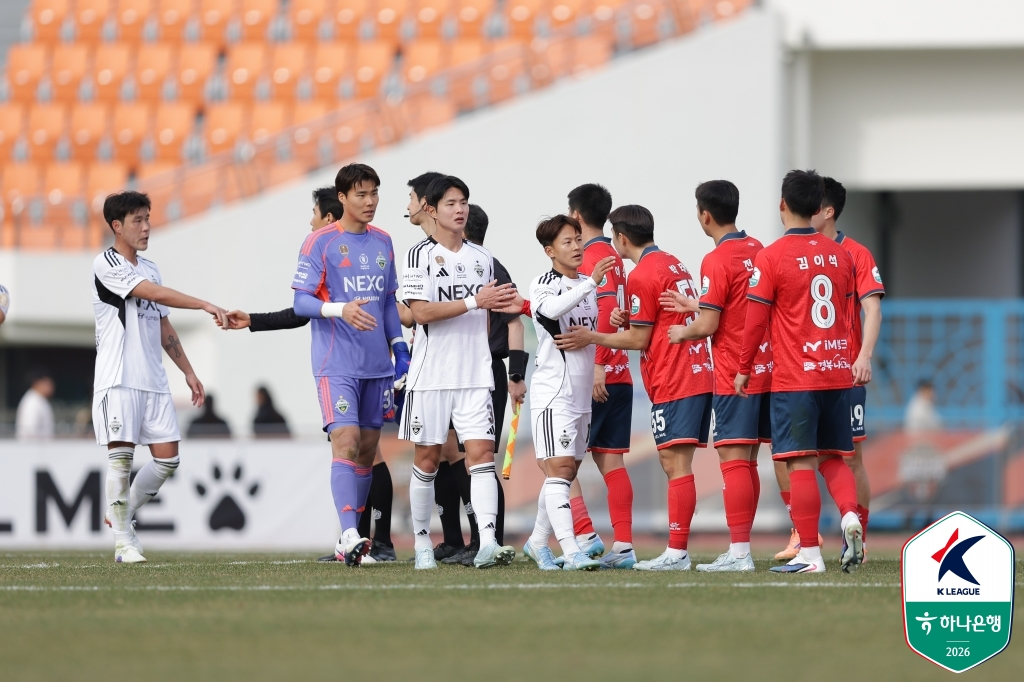 김천 상무와 전북 현대 선수들이 8일 김천종합운동장에서 열린 맞대결에서 1-1로 비긴 뒤 인사하고 있다. /사진=한국프로축구연맹 제공