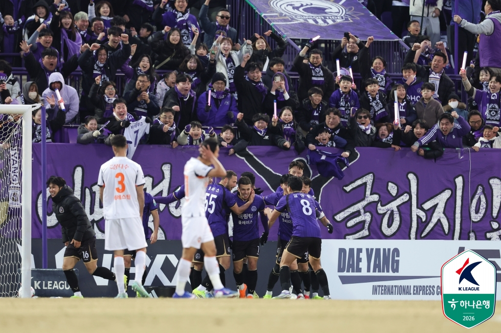 8일 제주 SK전에서 마테우스의 극적인 골 직후 기뻐하고 있는 FC안양 선수들과 팬들. /사진=한국프로축구연맹 제공