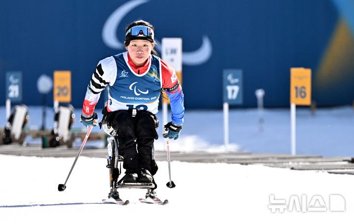 바이애슬론 김윤지가 7일(현지시간) 이탈리아 테세로 크로스컨트리 스키 스타디움에서 열린 2026 밀라노 코르티나 동계패럴림픽 바이애슬론 스프린트 7.5km 경기에서 사격을 마친 뒤 역주하고 있다. /사진=뉴시스