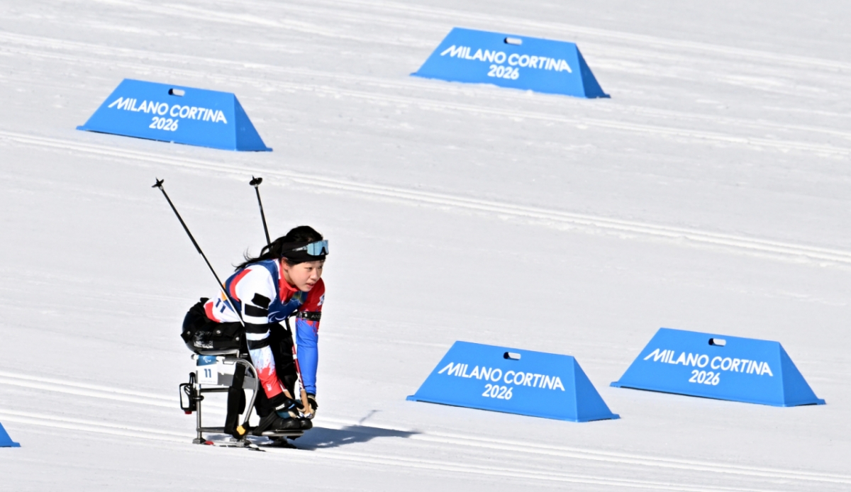 바이애슬론 김윤지가 8일(현지시간) 이탈리아 테세로 크로스컨트리 스키 스타디움에서 열린 2026 밀라노 코르티나 동계패럴림픽 바이애슬론 12.5km 경기에서 역주하고 있다. /사진=뉴시스