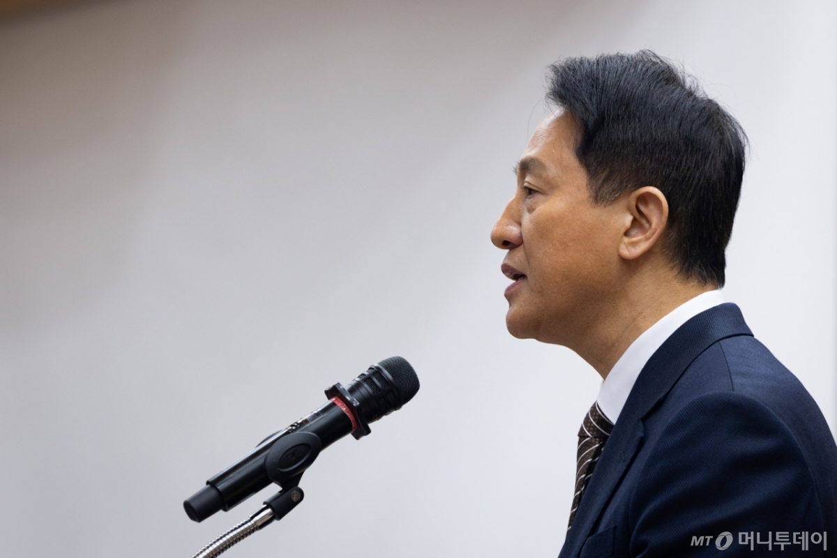 (서울=뉴스1) 유승관 기자 = 오세훈 서울시장이 6일 서울 여의도 국회 의원회관에서 열린 용산국제업무지구 '글로벌 허브' 인가 '거대 베드타운'인가? 주택 1만호 공급 논란과 해법 모색을 위한 정책토론회에서 개회사를 하고 있다. 2026.3.6/뉴스1 Copyright © 뉴스1. All rights reserved. 무단 전재 및 재배포, AI학습 이용 금지. /사진=(서울=뉴스1) 유승관 기자