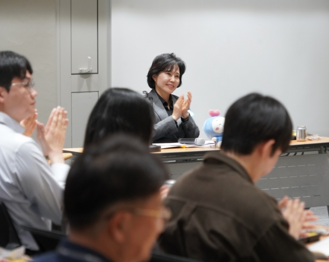 김은경 서민금융진흥원장이 지난달 26일 취임 60일을 맞아 내부 직원과 소통하고 있다. /사진 제공=서민금융진흥원
