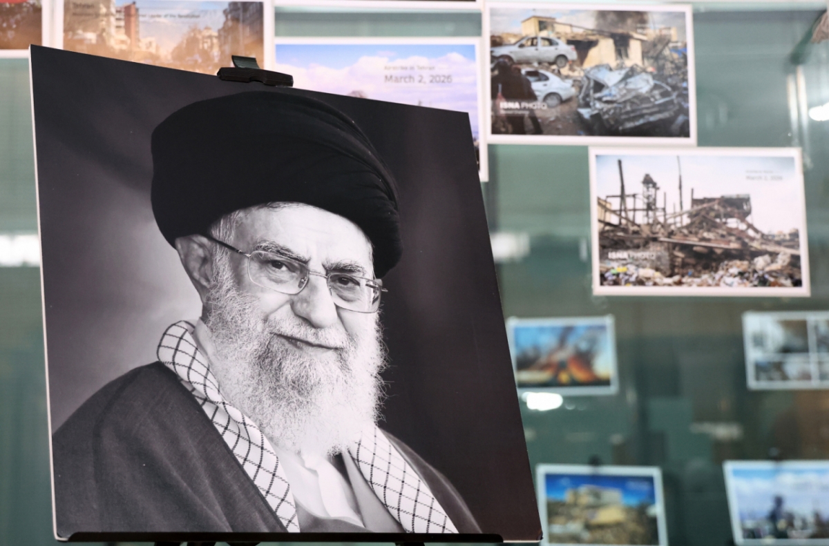 5일 서울 용산구 주한 이란 이슬람 공화국 대사관에 미국과 이스라엘의 공습으로 사망한 아야톨라 세예드 알리 하메네이의 사진이 게시돼 있다. /사진=뉴시스