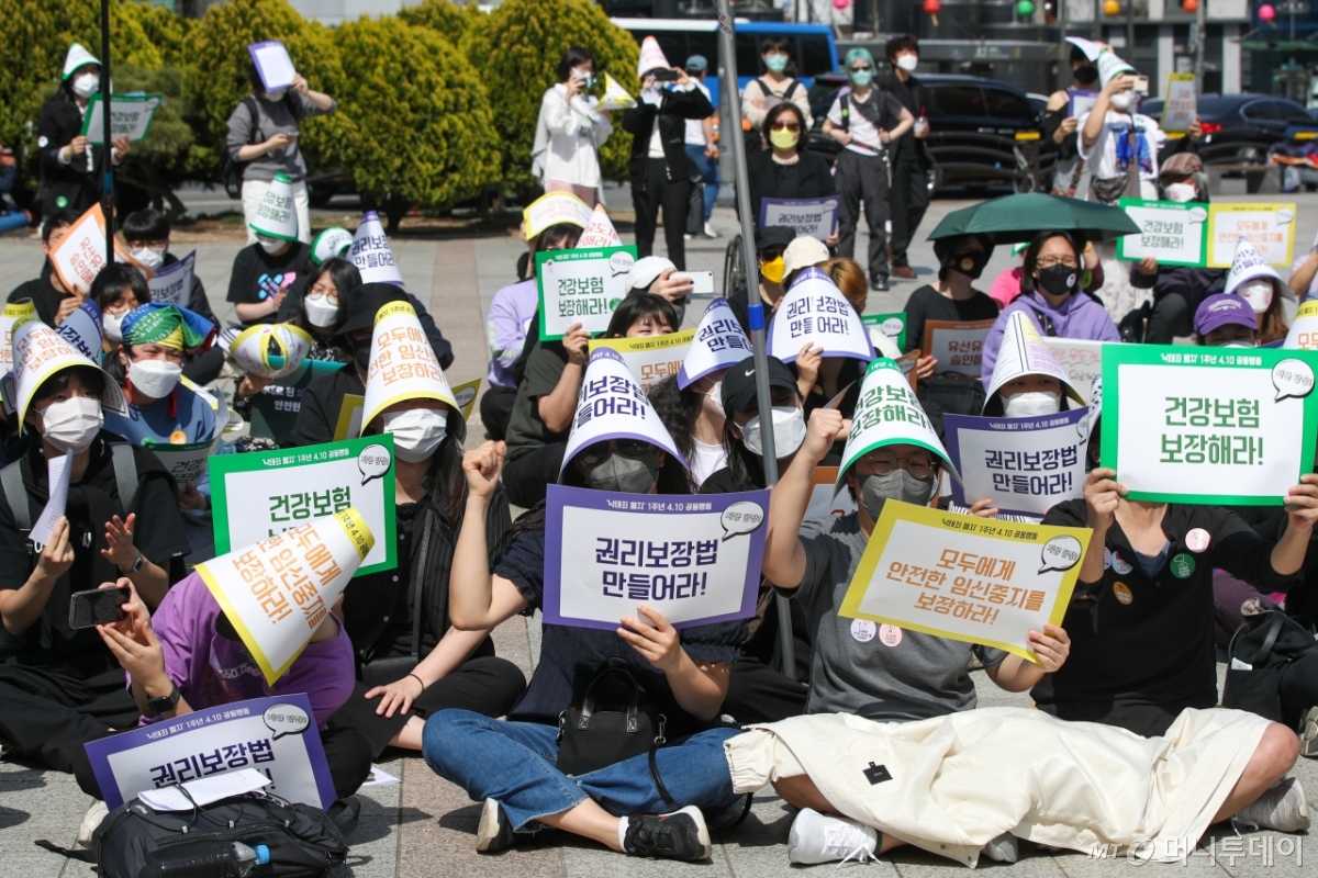 2022년 4월 '낙태죄 폐지 1년 4·10 공동행동'이 서울 종로구 보신각 앞에서 집회를 열어 유산유도제 도입, 임신중지 의료행위 건강보험 적용 등을 촉구하고 있다. /사진=머니투데이DB