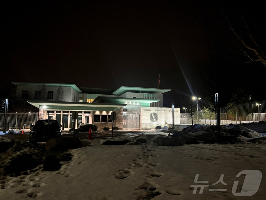 8일(현지시간) 인근에서 폭발 사고가 발생한 노르웨이 오슬로의 미국 대사관. /로이터=뉴스1