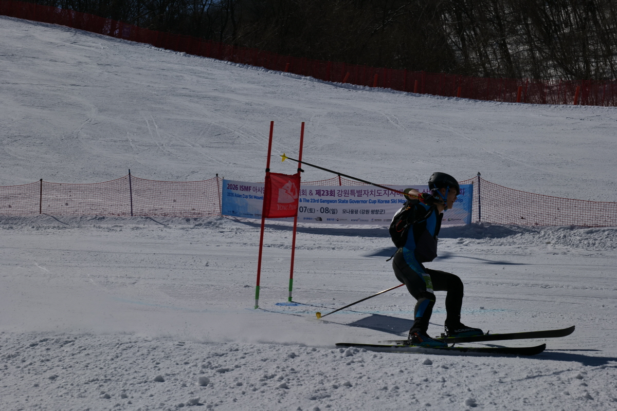하강하는 정재원. /사진=대한산악연맹 제공