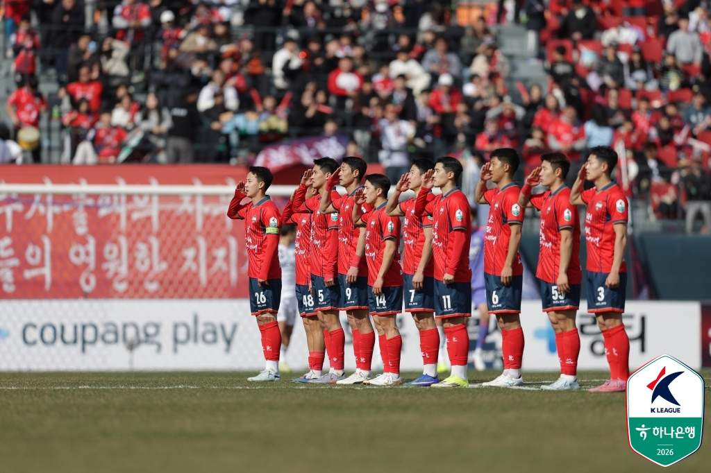 8일 전북 현대전 득점 이후 거수경례 세리머니를 하고 있는 김천 상무 선수들. /사진=한국프로축구연맹 제공