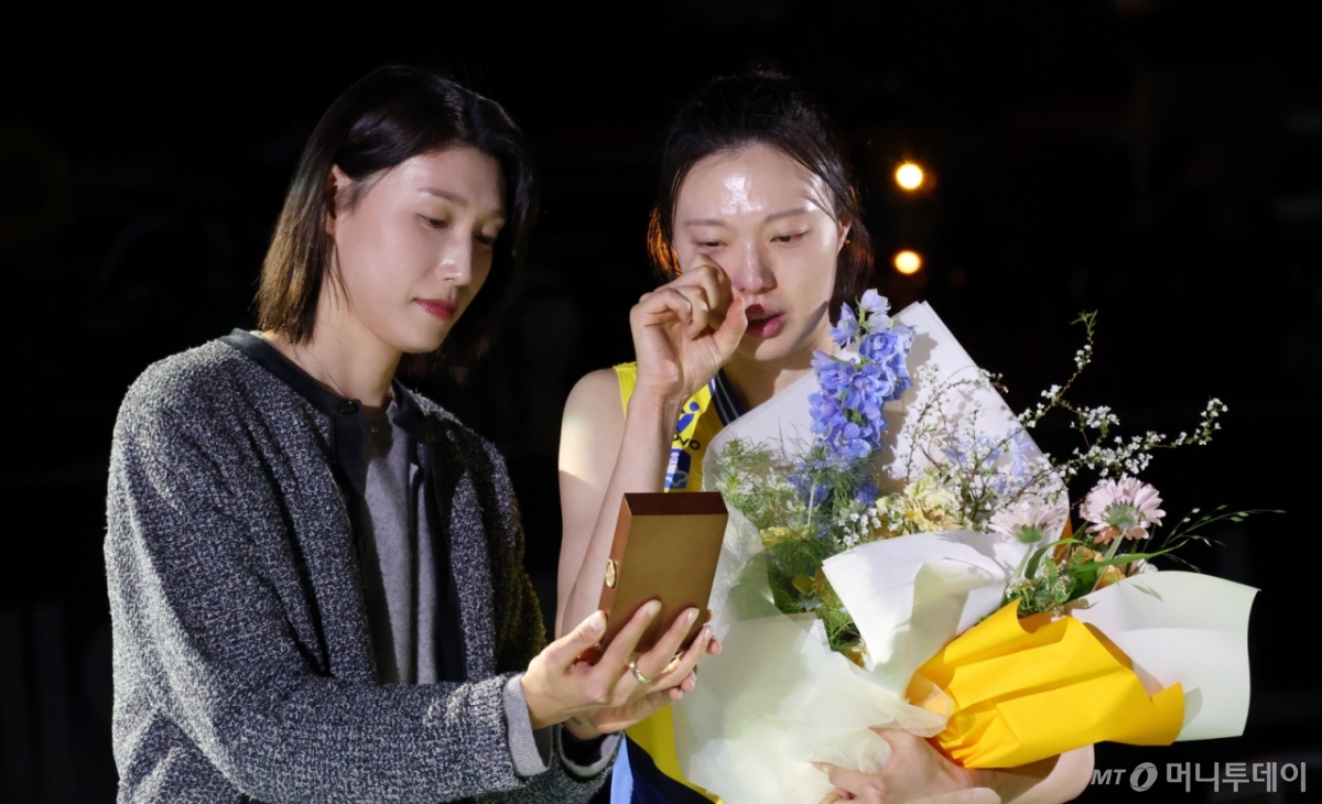 현대건설 원클럽우먼 양효진이 은퇴식에서 절친 김연경으로부터 꽃다발과 감사패를 받으며 뜨거운 눈물을 흘렸다. /사진=머니투데이 DB