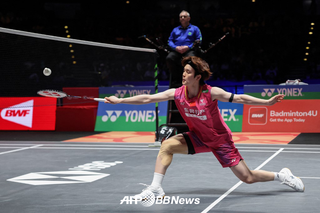 8일(한국시간) 영국 버밍엄의 유틸리타 아레나에서 열린 2026 세계배드민턴연맹(BWF) 월드투어 슈퍼 1000 전영오픈 결승에서 안세영과 격돌한 왕즈이의 모습. /AFPBBNews=뉴스1
