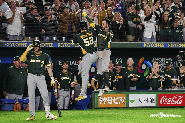 8일 일본전에서 9회 홈런을 친 뒤 기뻐하는 호주 대표팀 더그아웃. /AFPBBNews=뉴스1