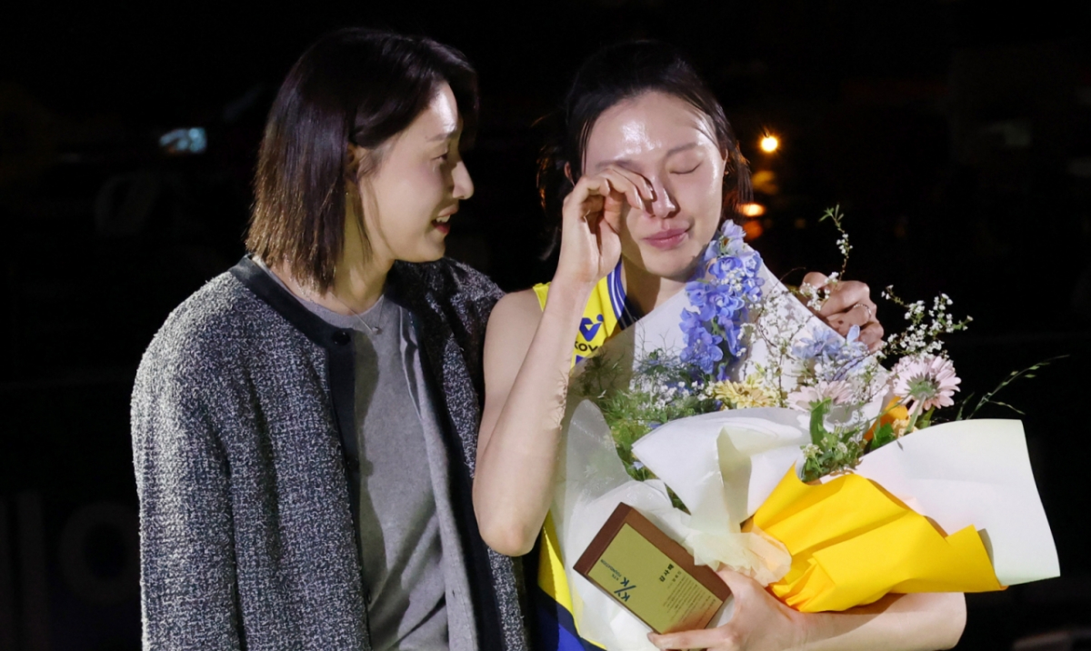 현대건설 원클럽우먼 양효진이 은퇴식에서 절친 김연경으로부터 꽃다발과 감사패를 받으며 뜨거운 눈물을 흘렸다. /사진=김진경 대기자