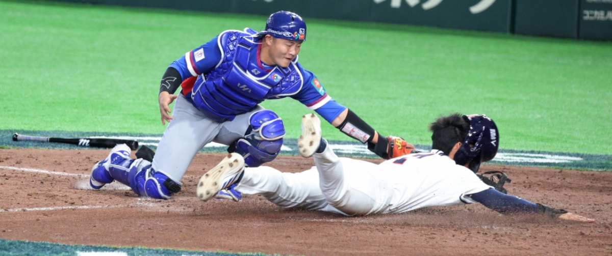 김주원(오른쪽)이 8일 대만전 승부치기 10회말 1사 3루 김혜성의 1루수 땅볼 때 홈에서 태그아웃되고 있다. /사진=강영조 선임기자