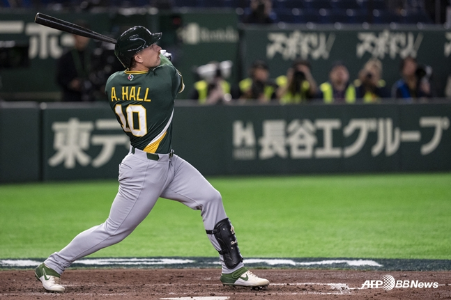 지난 6일 열린 체코전에서 홀런을 친 알렉스 홀. /AFPBBNews=뉴스1