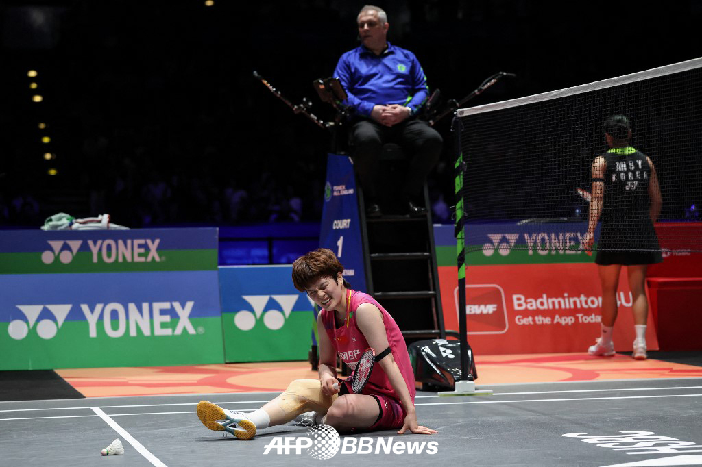8일(한국시간) 영국 버밍엄의 유틸리타 아레나에서 열린 2026 세계배드민턴연맹(BWF) 월드투어 슈퍼 1000 전영오픈 결승에서 안세영의 공격을 막지 못해 아쉬워하고 있는 왕즈이. /AFPBBNews=뉴스1