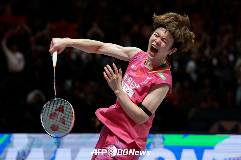 중국 왕즈이가 8일(한국시간) 영국 버밍엄의 유틸리타 아레나에서 열린 2026 세계배드민턴연맹(BWF) 월드투어 슈퍼 1000 전영오픈 결승에서 안세영을 꺾고 우승을 확정한 뒤 포효하고 있다. /AFPBBNews=뉴스1