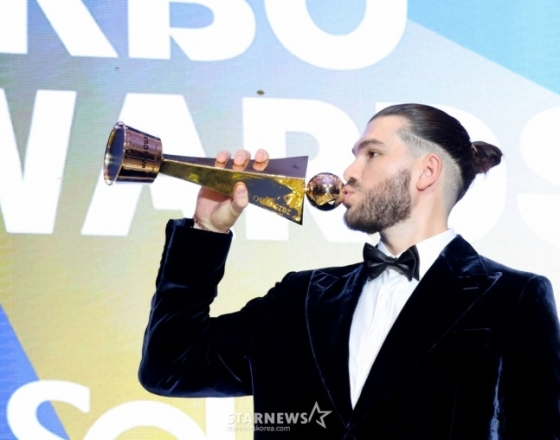 KBO MVP를 수상하고 트로피에 입을 맞추는 폰세. /사진=강영조 선임기자