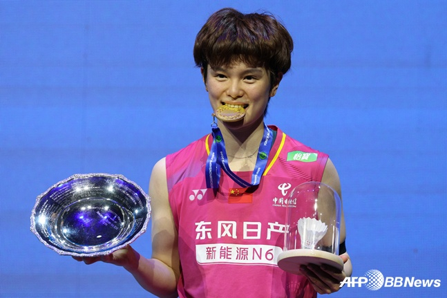 왕즈이가 8일 BWF 월드투어 슈퍼 1000 전영오픈 결승에서 안세영을 꺾고 우승 트로피를 들어올리고 있다. /AFPBBNews=뉴스1