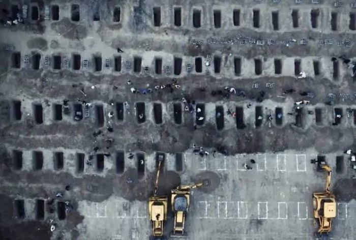 3일(현지시간) 이란 남부 미나브에서 미국와 이스라엘 공습으로 숨진 어린 여학생 175명에 대한 합동 장례식이 진행됐다. /사진=TIMESNOW 갈무리