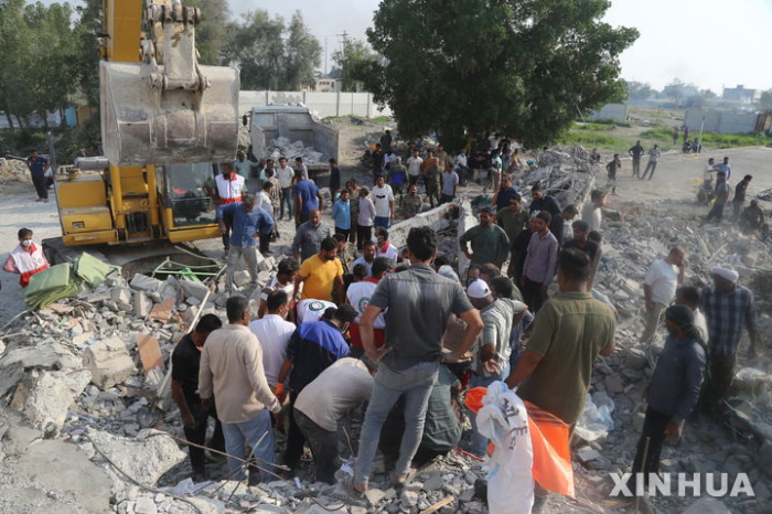 지난달 28일(현지 시간) 이란 남부 호르모즈간주 미나브 여자 초등학교 폭격 현장에서 구조대와 주민들이 부상자를 구조하고 있다. /사진=테헤란=신화/뉴시스