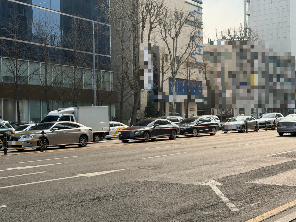 9일 오전 서울 강남구 서울지하철 7호선 청담역 부근 도로 모습. 도로 중간에는 중앙분리대가 일부 파손돼 테이핑이 돼있는 모습이었다./사진=민수정 기자.